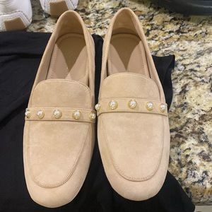 STUART
WEITZMAN
Allpearls embellished suede loafers